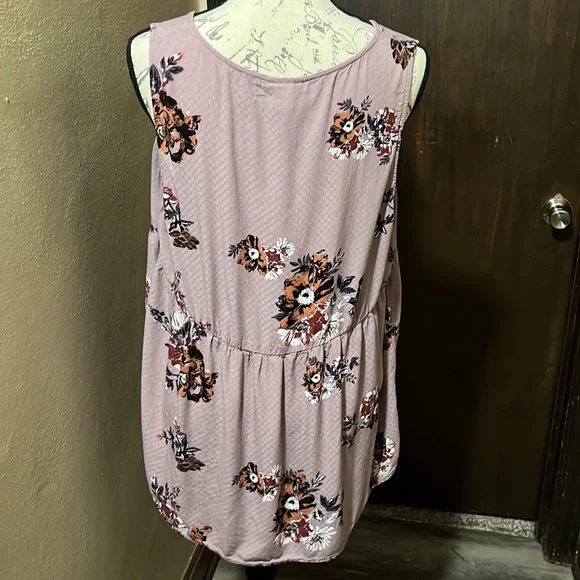 Torrid sleeveless shirt - Picture 3 of 6